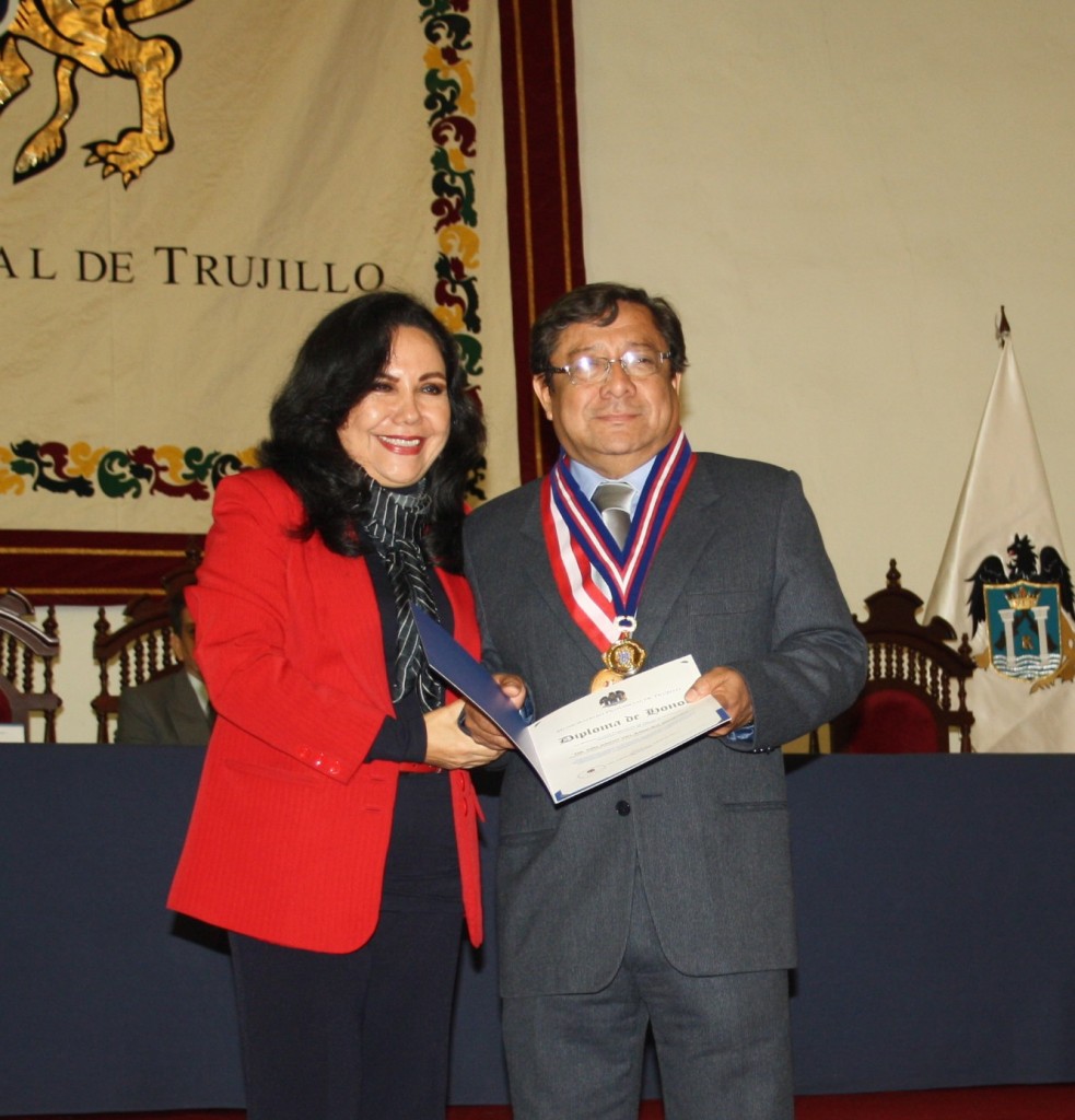DISTINCION AL DR ORLANDO VELASQUEZ