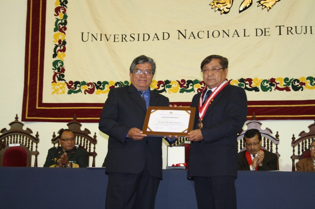 Distincion a Ricardo Morales UNT peke