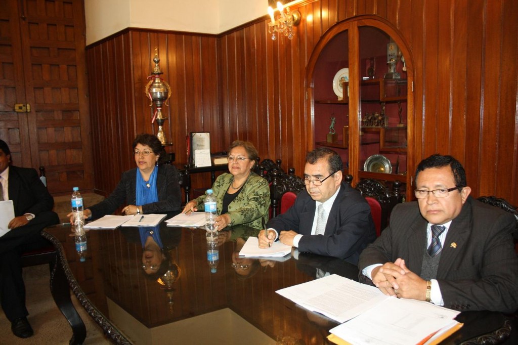 Vicerrectoras y funcionarios UNT