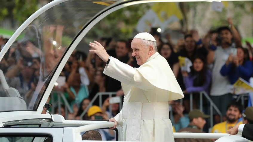 Papa Francisco: Decenas de fieles oraron y recibieron la bendición del papa