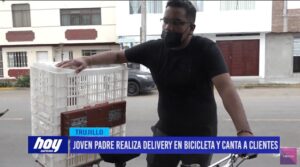 Joven padre realiza delivery en bicicleta y canta a clientes