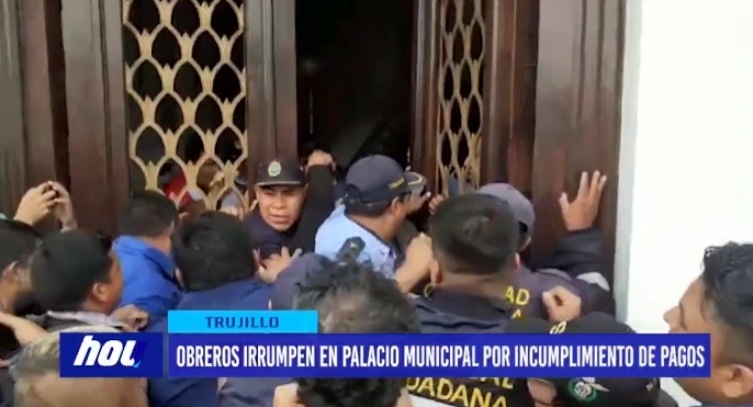 Obreros irrumpen en palacio municipal por incumplimiento de pagos paro