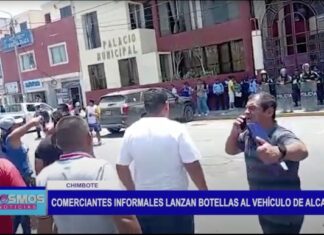 Chimbote: Comerciantes informales lanzan botellas al vehículo de alcalde