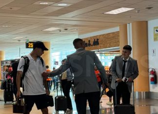 ¡El saludo de los compadres!: Alianza Lima y Universitario se encontraron en el aeropuerto