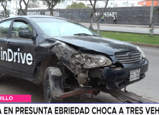 Taxista en presunta ebriedad choca a tres vehículos