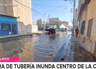 Rotura de tubería inunda centro de la ciudad