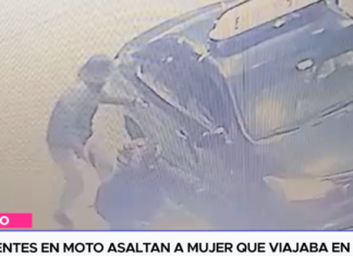 Delincuentes en moto asaltan a mujer que viajaba en un taxi
