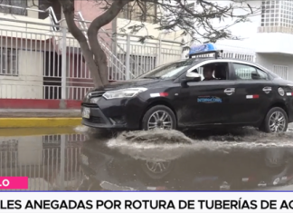Calles anegadas por rotura de tuberías de agua
