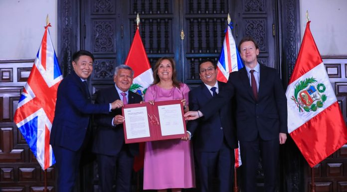 Firman contrato para construcción del nuevo Hospital Regional Docente de Trujillo