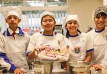 Escolares honran al Señor de los Milagros elaborando turrones en moderno taller educativo